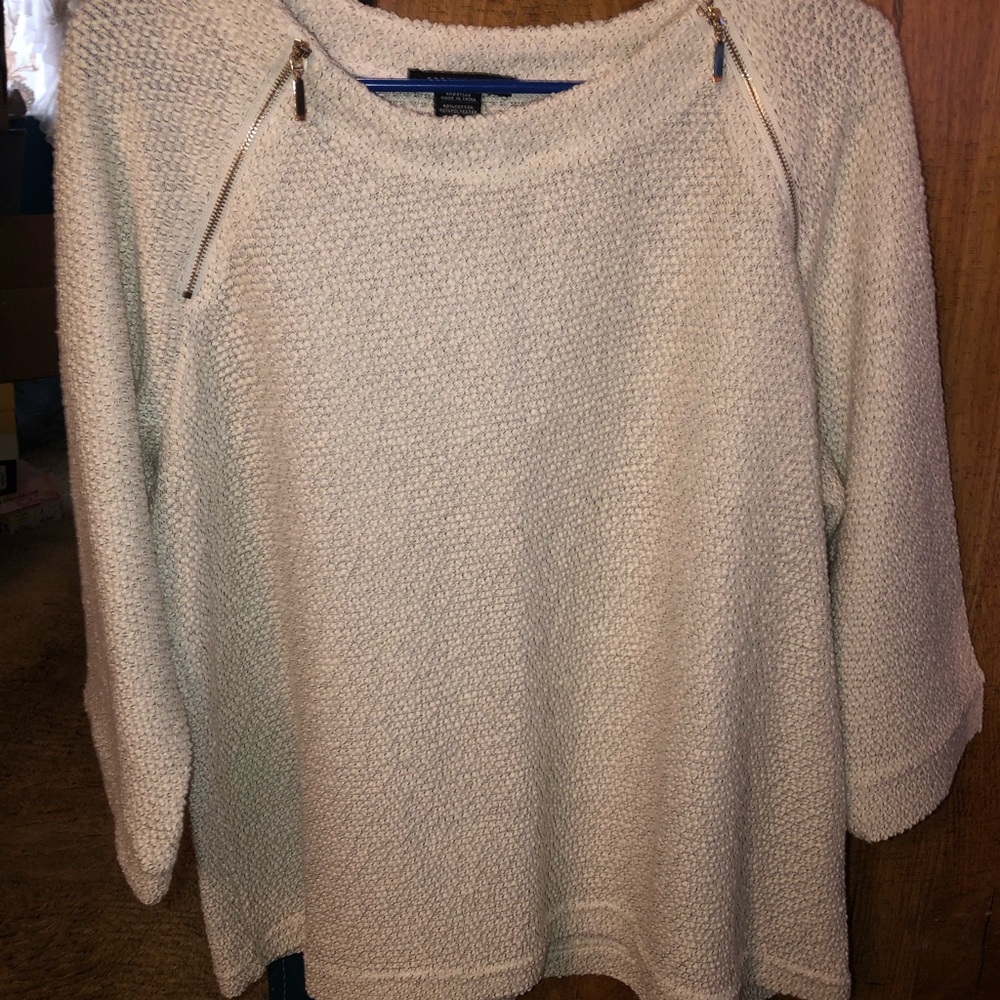White Sweater with Three-Quarter Sleeves and Relaxed Fit